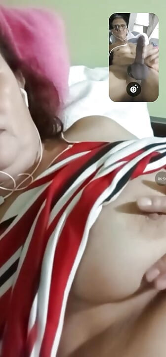 Hrála si s velkými prsy zadku.
