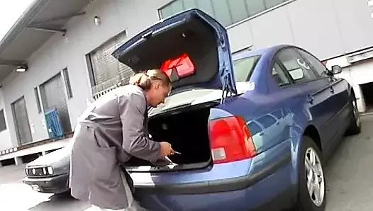 Pequeña chica alemana de tetas follando con un tipo salvaje en el estacionamiento