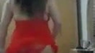 Esposa egípcia rabuda dançando com vestido vermelho sexy