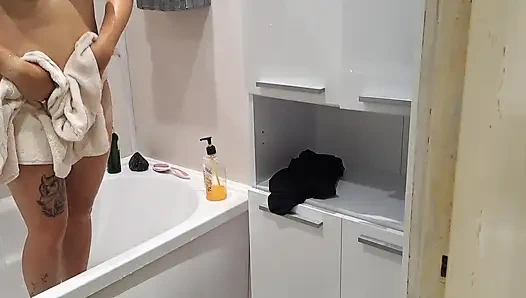 Ngeliat adik tiriku yang masih remaja lagi asik coli