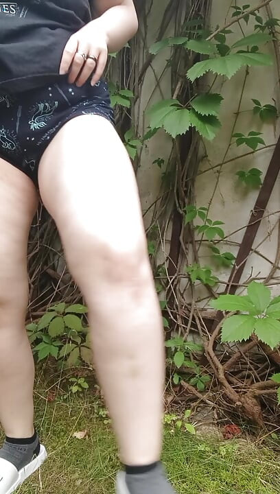 Nymeria Malfoy se în timp ce poartă drăguța ei pantaloni Harry Potter