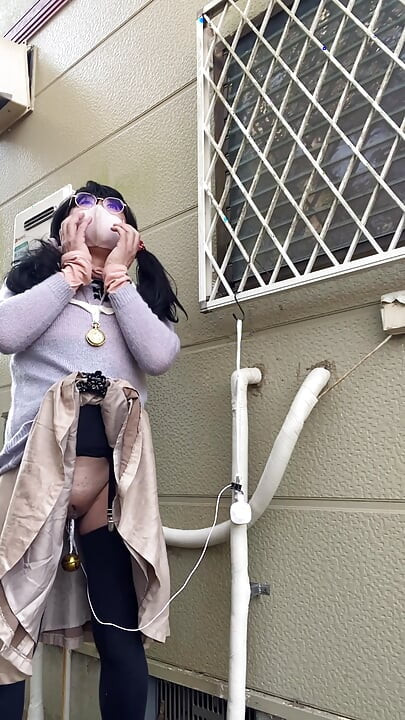 No117 Hiding in the shadow of a neighbor's house and masturbating