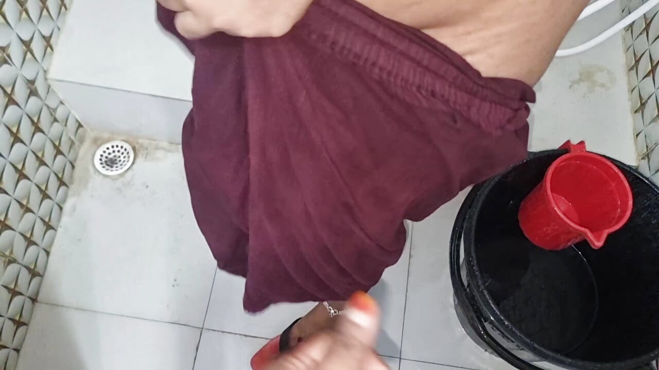 Desi manželka se sprchuje v koupelně.