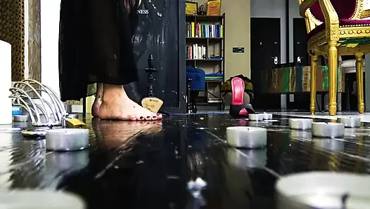 Penghinaan kaki kotor femdom kesucian