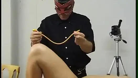 Olgun sarışın dominant erkekler tarafından yumruklanıyor ve kırbaçlanıyor