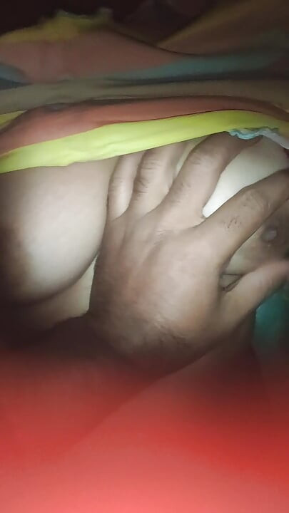 Πληρωμένος ανεμιστήρας πιέζει τα βυζιά μου και πιπιλίζει