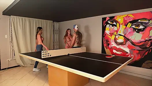 Sore pin pong dengan Sara Blonde berakhir dengan threesome, sementara pacar saya tidak ada di sana