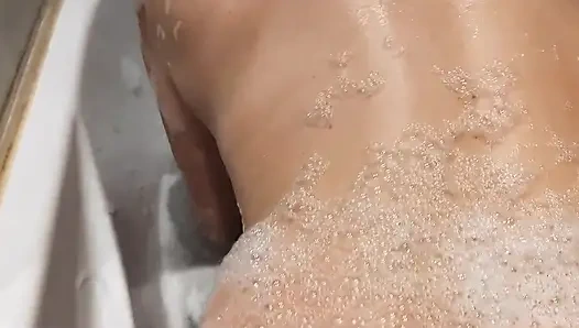 Горячая сводная сестра с большими сиськами в ванной играет с телом. Идеальные сиськи и тугая киска в видео от первого лица