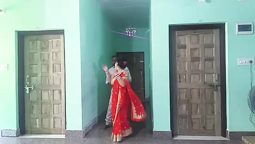 Odia ateşli evli kadın kocası evde yokken kocasını sikiyor ve erkek arkadaşıyla seks yapıyor