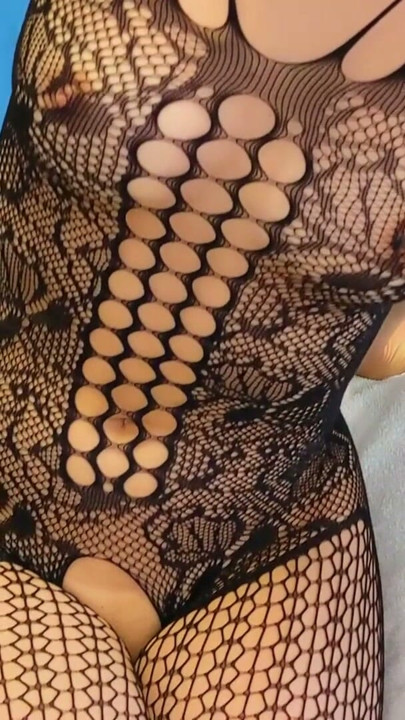 Echte japanische Stiefmutter im Netz-Bodystocking bekommt riesigen Cum auf die Muschi | Clip 1