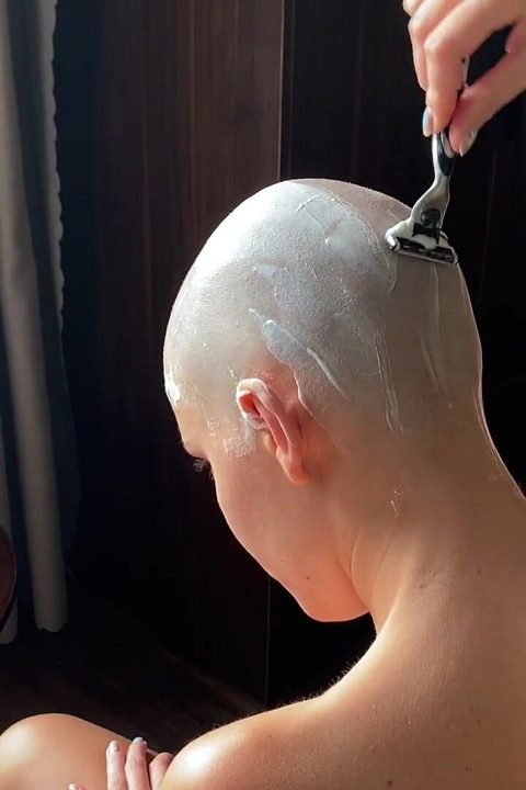 I'm Completely Bald! I Shave My Head with Clippers and a Razor, Washing It and Touching Close up