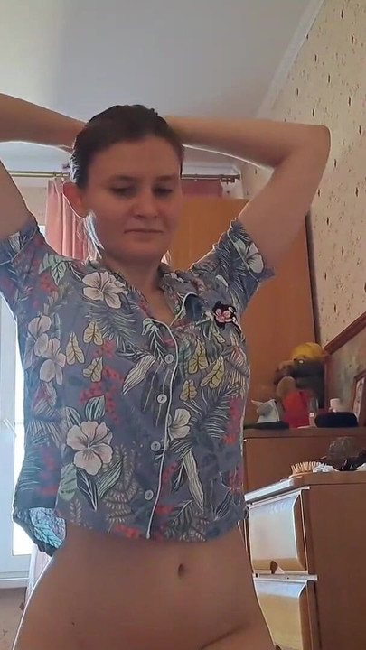 "Seni seven Rus kız arkadaşın sikini emerek seni uyandırıyor (asmr)"