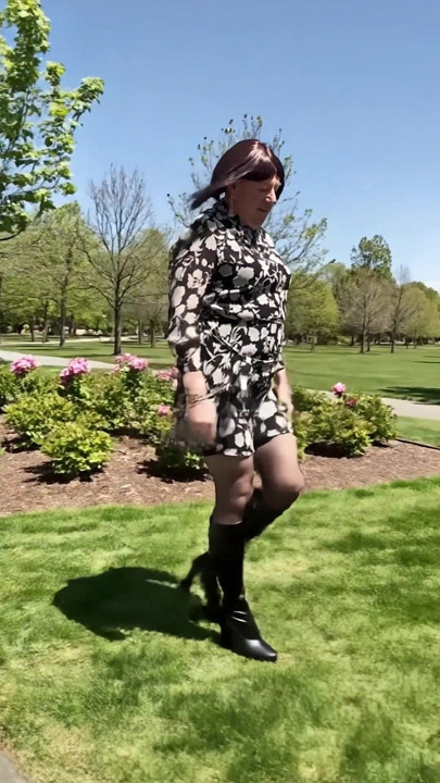 Nicolette Walk In a Park με ψηλοτάκουνες μπότες και καλσόν