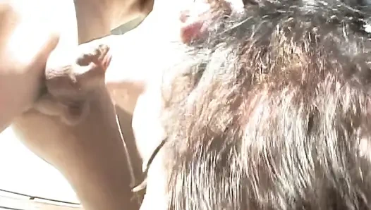 Глубокая глотка, давка пульсирующей членом у бассейна