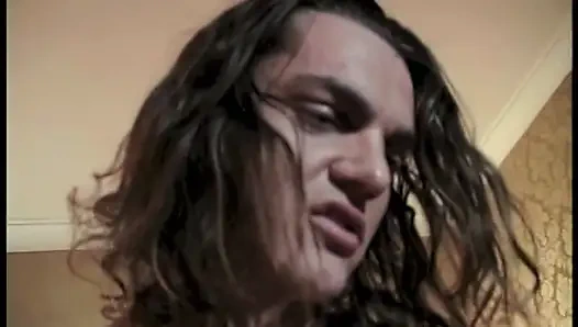 Casanova tahu bagaimana memuaskan kedua pelacur ini