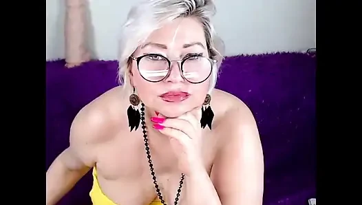 Зрелая жена на продажу - 13! (Горячая милфа Aimee, она же AimeeParadise) Похотливая охотница в желтом платье перед вебкамерой!