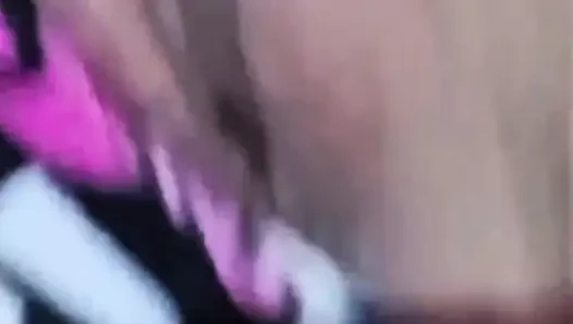 Kolombiyalı latin mastürbasyon yapıyor ve büyük göğüslerine dokunuyor