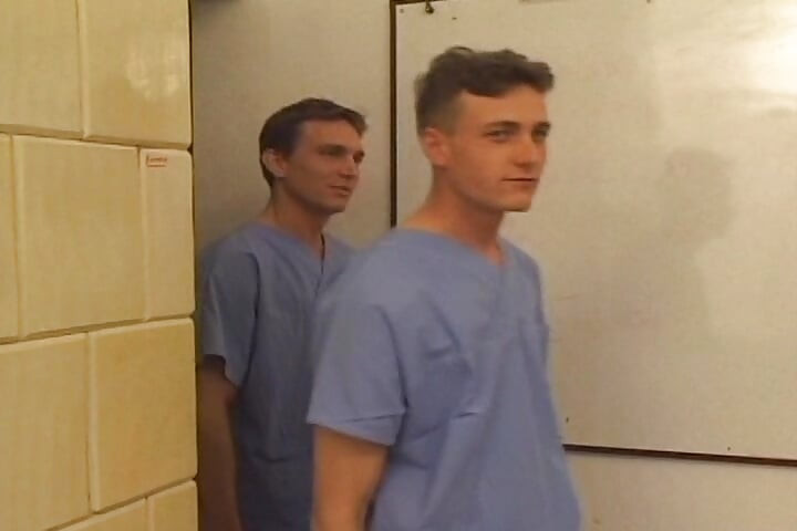 Perfekt brunettbrud knullad av flera läkare