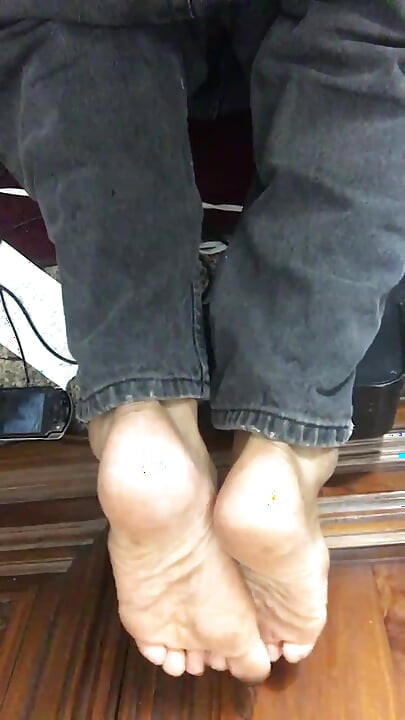 Pisse dans ma bouche, je joue avec mes pieds, je me branle jusqu'à ce que je pisse à nouveau dans ma bouche