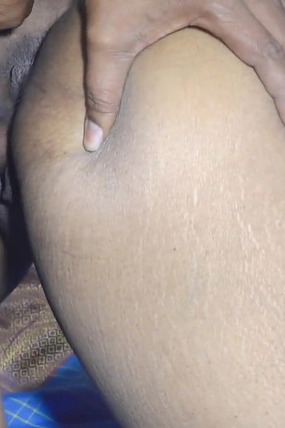 一个德西女人打电话给她的男朋友的卧室...当她的丈夫出去时...她享受和男友的性爱