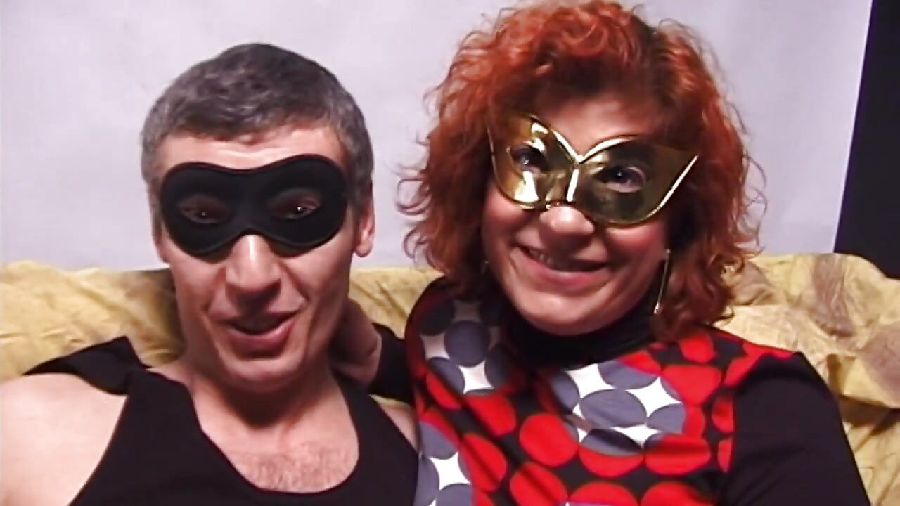 Casal amador estranho gosta de foder na frente da câmera