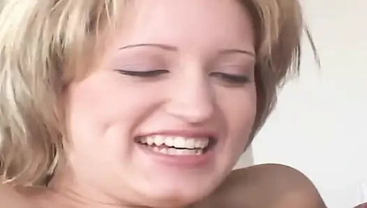 Blondes schätzchen nimmt einen halsfick und bekommt muschi weit offen gedehnt