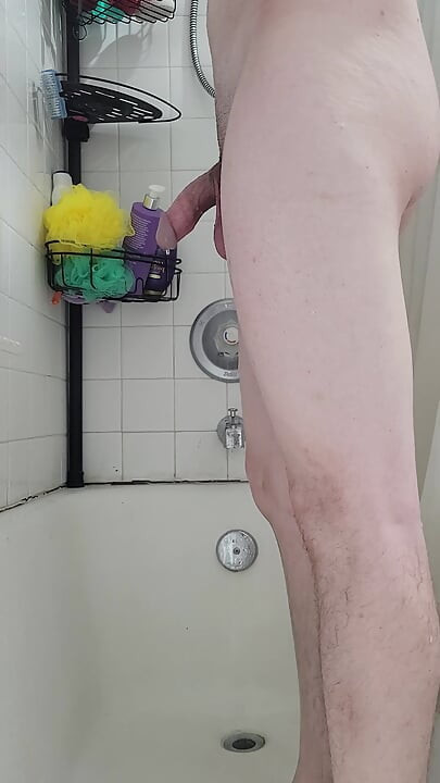 Femboy Twink tuširanje + losion dok nosi tangice