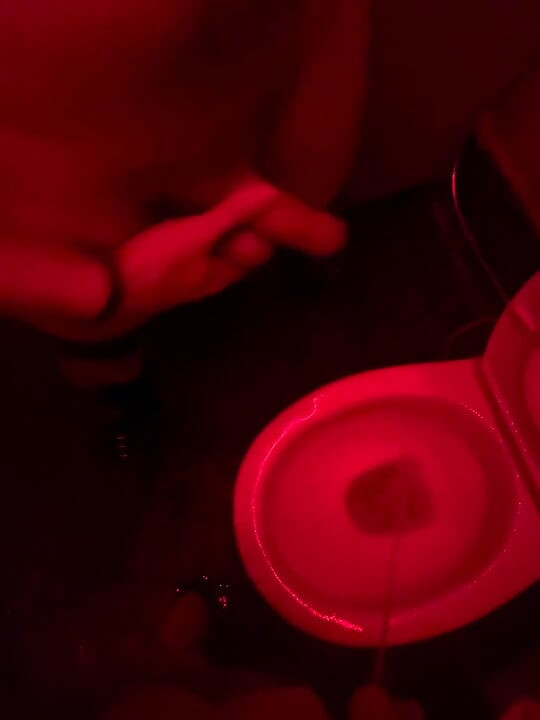 業餘男孩看著他的朋友在俱樂部的廁所裡撒尿，向他伸出援助之手然後變得堅硬......