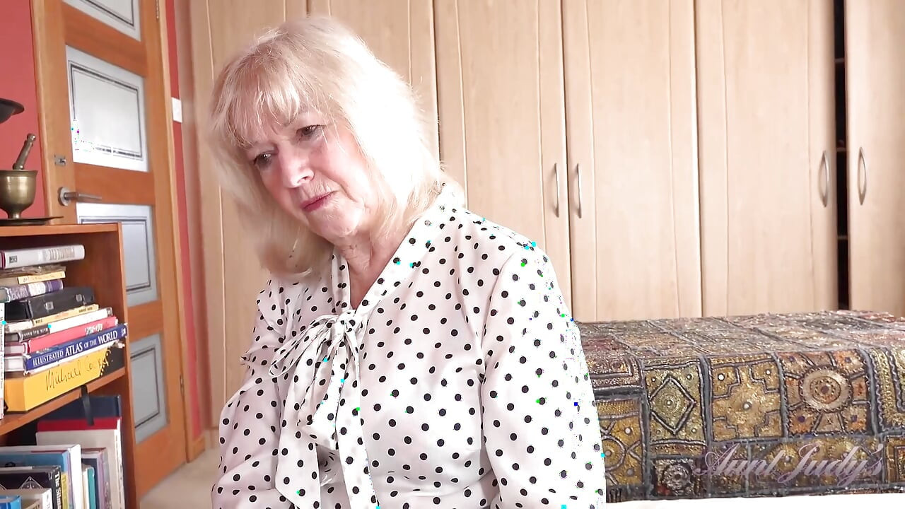 Auntjudys - 69 yaşındaki büyük memeli gilf üvey annen Louise seni olgun porno izlerken yakalıyor