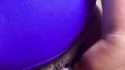 Onu sikmen için amcığımdaki kılları yıkıyorum