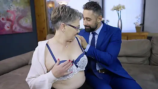 Geile oma fickt viel jüngeren hengst hart - wilde alterslücke muschi wird geritten