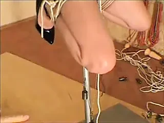Otrokyně vydrží být zavěšena za prsa