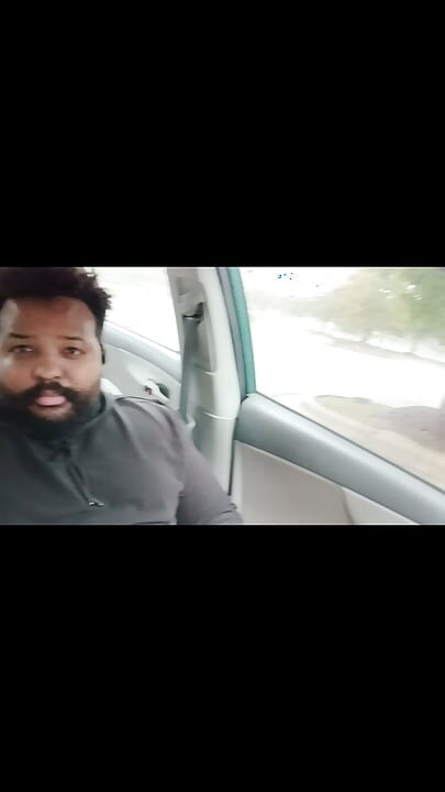 Black Daddy se branle et jouit en plein jour