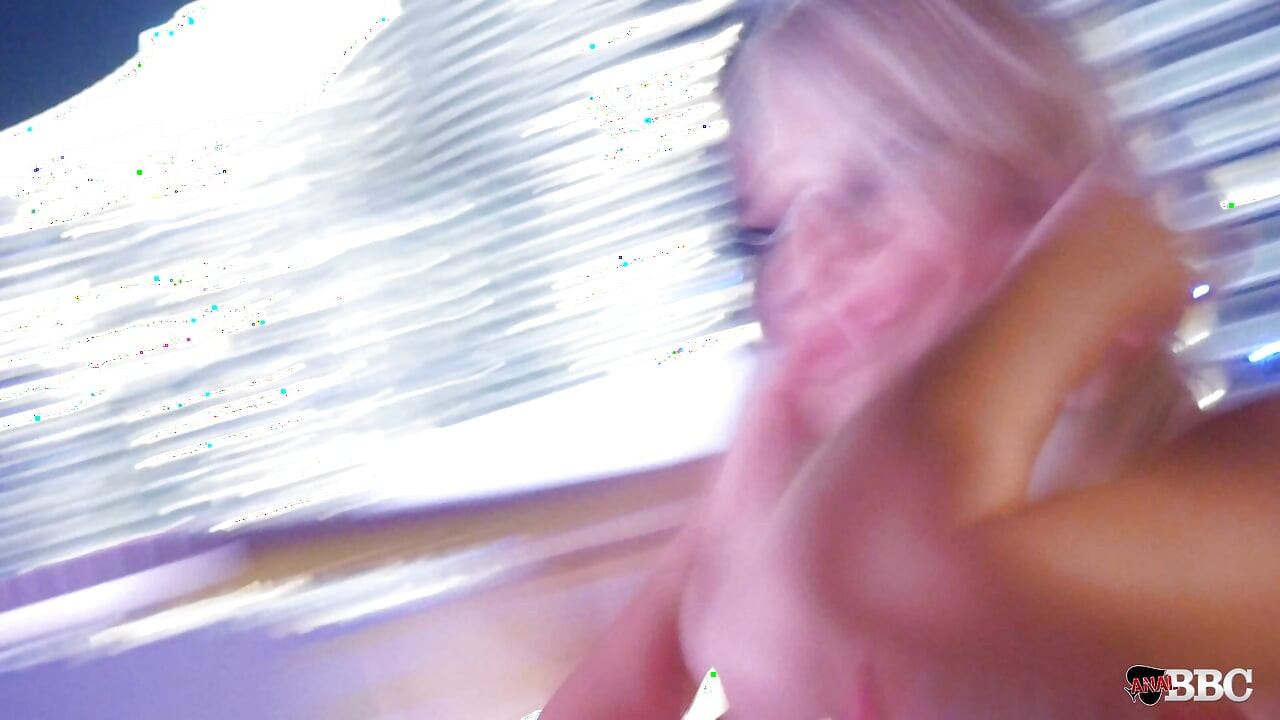 İri göğüslü orta yaşlı seksi kadın London River kate kennedy'i büyük zenci yarağı anal üçlü grup seks için işe alıyor