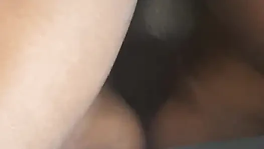 Jan Janet'in içine sert boşalıyor ve çığlık atarak sikişiyor