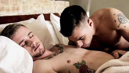 Chico twink despierta a su novio