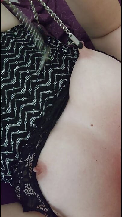 Ateşli düzgün vücutlu orta yaşlı seksi kadın anonim adamın boşalana kadar bluetooth lush vibe'sini kontrol etmelerine izin veriyor