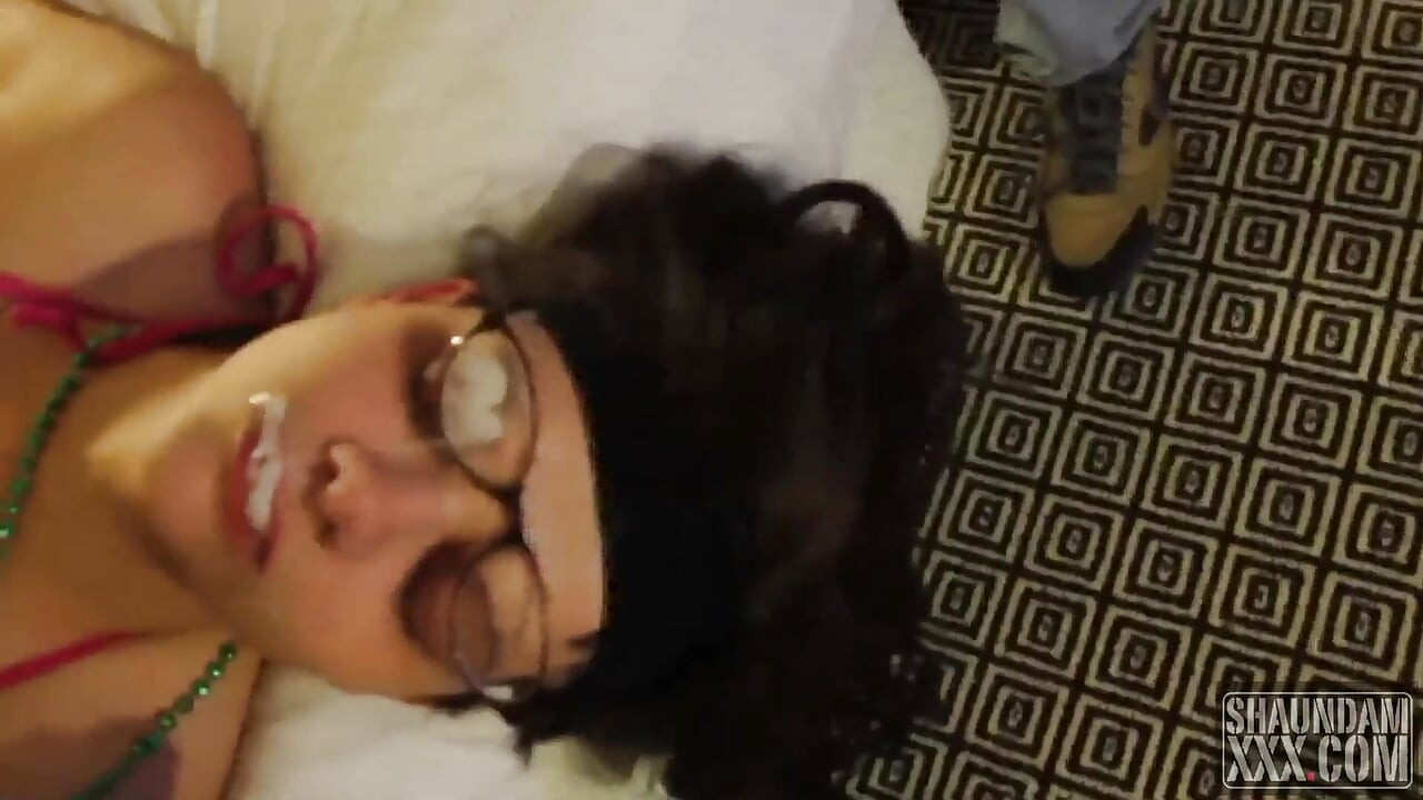 הבעל מצלם את אשתו נדפקת בצורה מטופשת