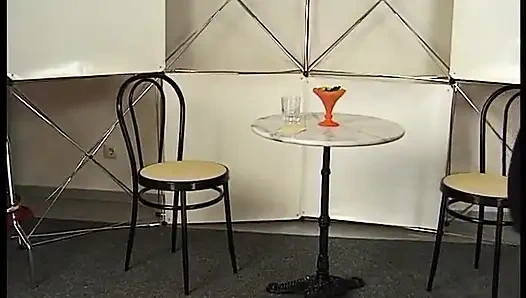 Зрелая дама-брюнетка жестко сосет ван на кастинге