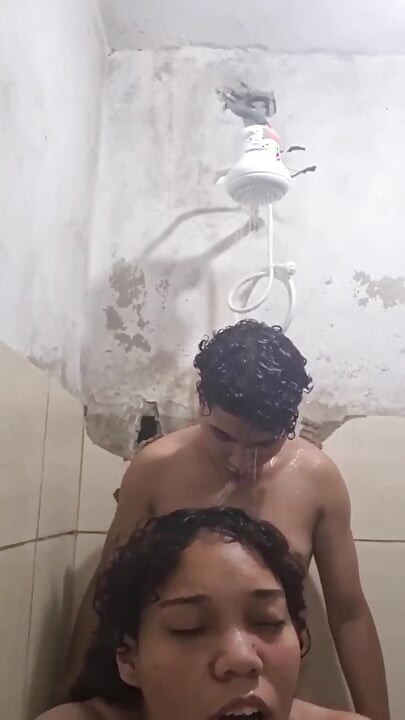 काम के लिए दूर जाने पर अकेला महसूस करता है