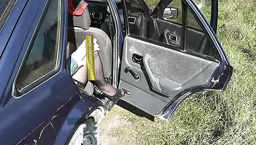 Seks di kursi belakang mobil sopir taksi berhenti di pinggir jalan milf pirang seksi ngocok kontol. Cowok ini ngentot memeknya gaya doggy sampai muncrat
