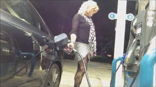 Novo posto de gasolina com saia pernalta piscando