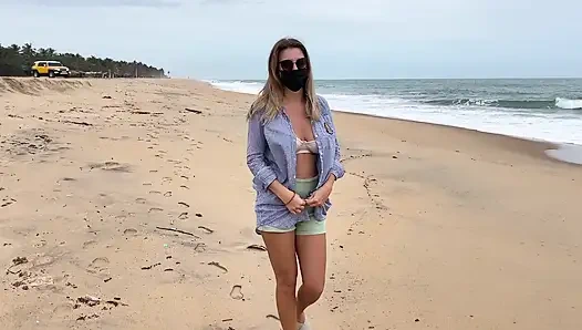 Blondine mit dicken titten geht oben ohne im freien