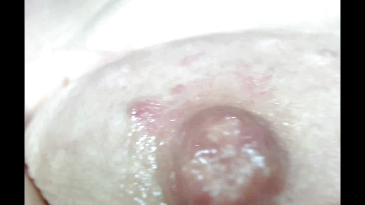 一個非常特寫鏡頭，一個成熟蕩婦的陰部，紫色頭髮和她放蕩身體的其他部位......