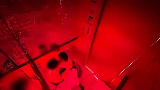 Aufzug-sex. Bürogebäude im Urlaub.