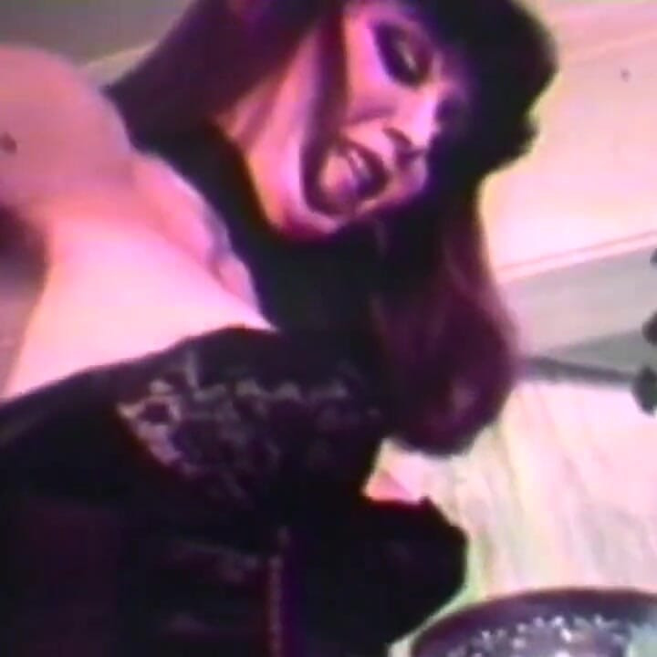 Vintage domina bunda fodida por um enorme consolo