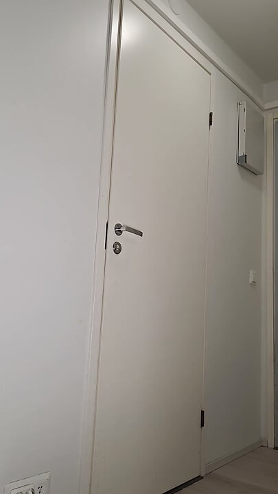 穿着闪亮紧身裤的变装者享受玩具