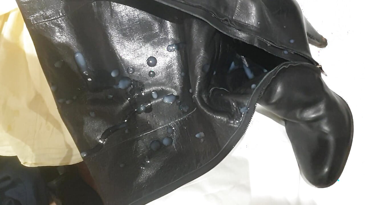 Defloration of her right boot