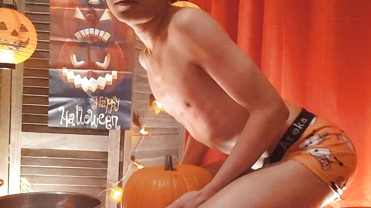 할로윈 호박을 조각하면서 관능적인 춤을 추는 귀여운 트윈크 존 Arteen
