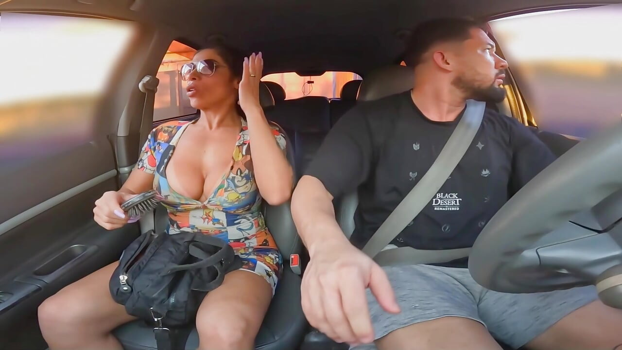 גמרתי עם הפה על הזין של הנהג והוא תפס אותי על ארבע